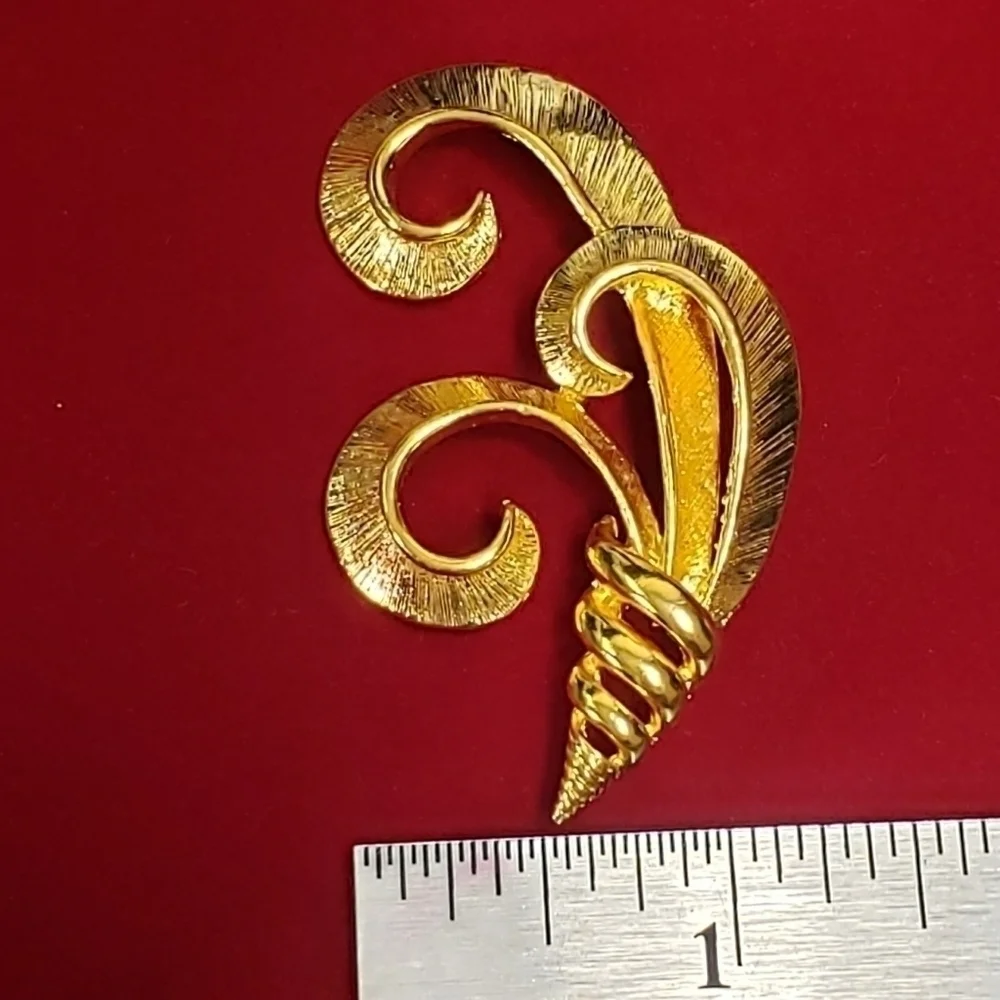 NAPIER Vintage Hallmark Lapel Pin Gold Lovely Professional
